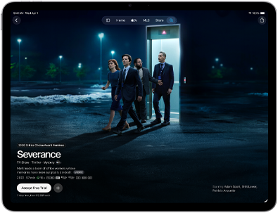 iPad Air spredu, na obrazovke je seriál Severance v apke Apple TV